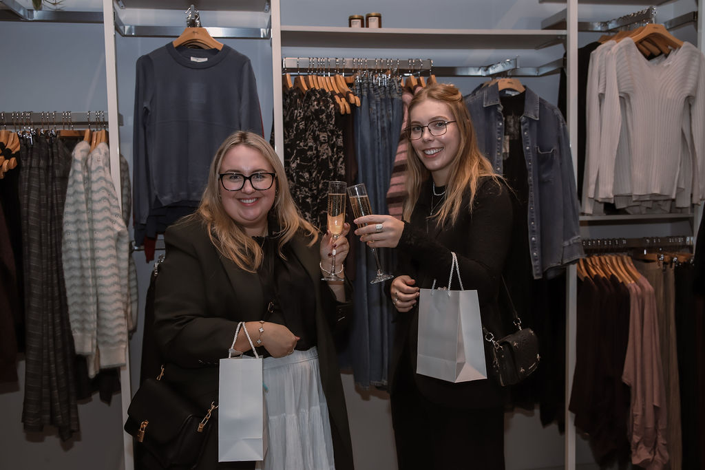 Two guests toasting with their goodie bags